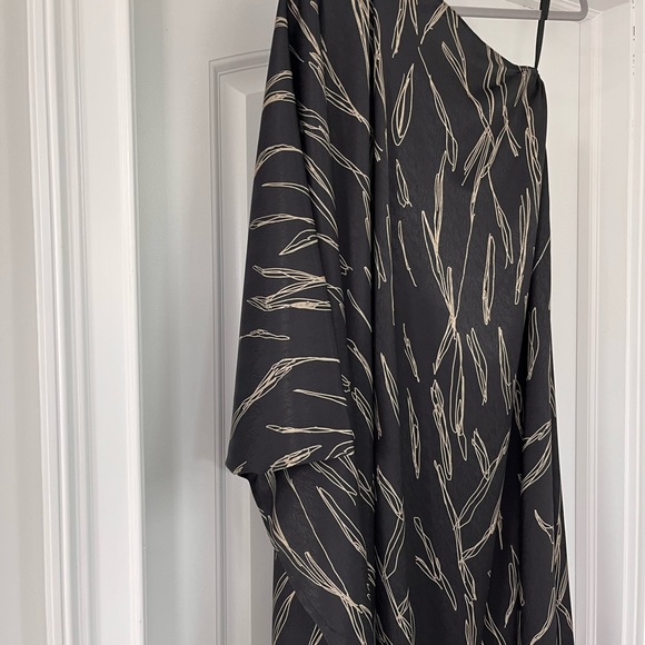 DIARRABLU Satu One-Shoulder Dress Black and Gold. - Picture 7 of 11